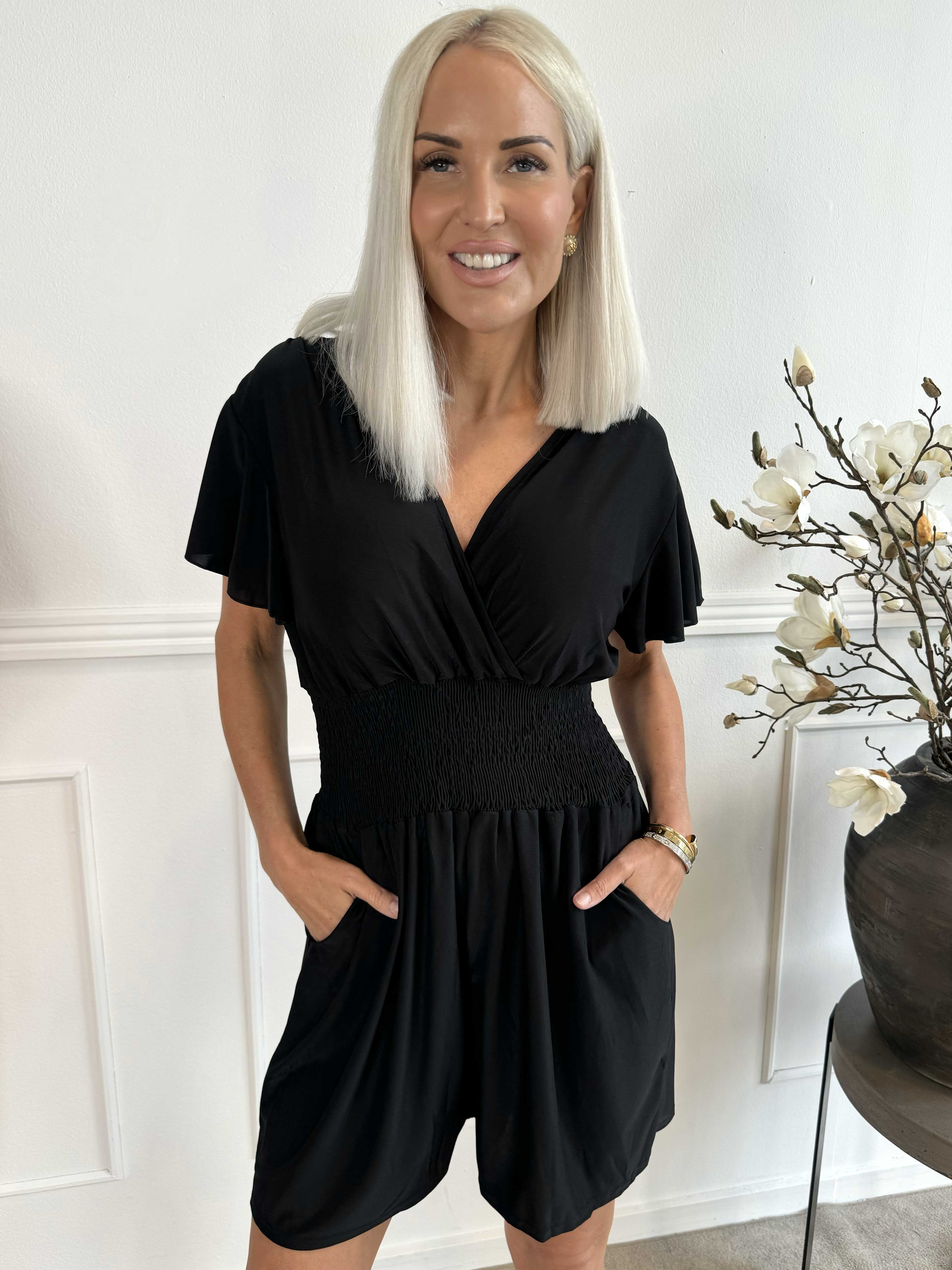 Pams Plain Playsuit - Elastisk playsuit med fickor